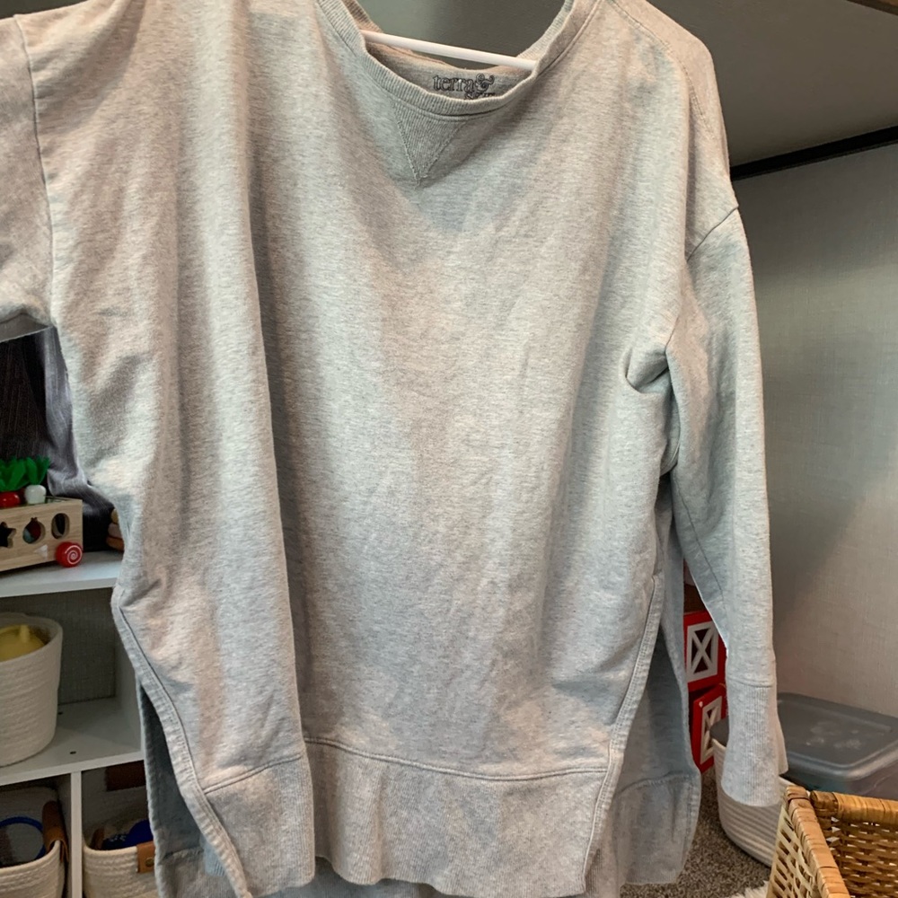 Grey crewneck with side slit